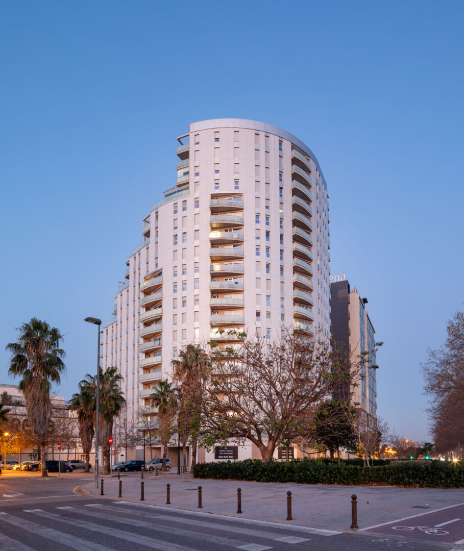 torre-stacbond-panel-traffic-white-valencia