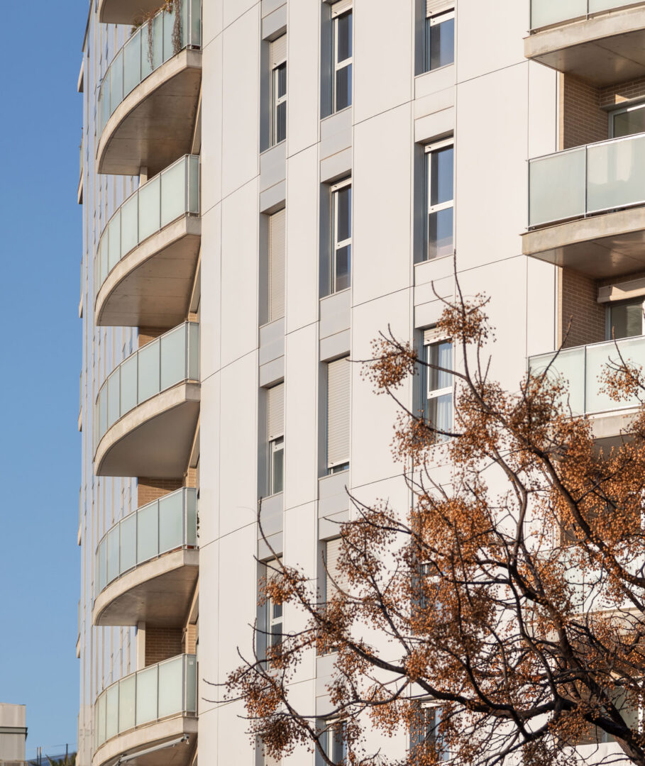 torre-stacbond-panel-traffic-white-valencia